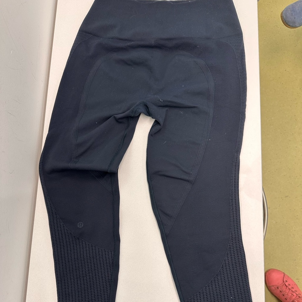 Lululemon black leggings 8 patterned
